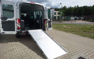 Transit mit Ausklappbare Rampe für Rollstuhlfahrer