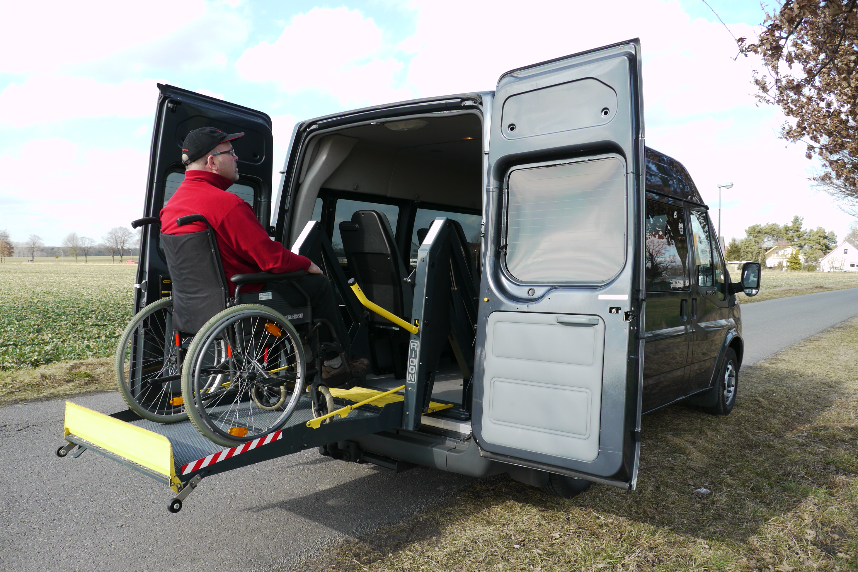 Lift Mietfahrzeug für Rollstuhlfahrer Berlin