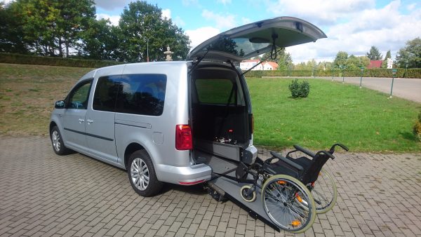 VW Caddy Maxi behindertengerechter Mietwagen bei rolli-in-motion in Berlin